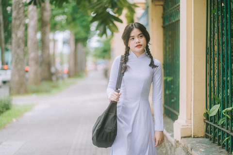 Nữ sinh ngồi đàn hát với bà nhận ‘mưa’ lời khen- Ảnh 1. Nữ sinh Nguyễn Lê Hiền Trân (học sinh lớp 11A, chương trình chính quy thanh nhạc của Nhạc viện TP.HCM) đam mê dòng nhạc đỏ - Ảnh: NVCC
