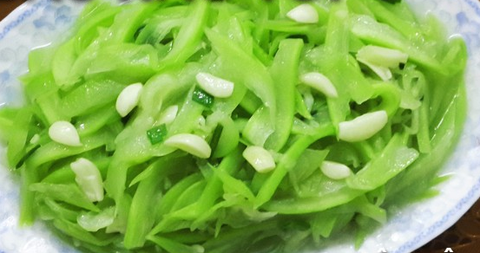 Su su xào tỏi - Ảnh: Taste Atlas Su su xào tỏi là món ăn phù hợp với những bữa cơm nhà