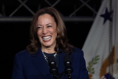 Bà Harris trong tháng 7 gây quỹ gấp đôi ông Trump- Ảnh 1. Phó tổng thống Mỹ Kamala Harris - Ảnh: REUTERS