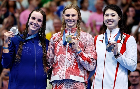Đội bơi Mỹ liên tiếp bại trận ở Olympic Paris 2024- Ảnh 1. McIntosh (giữa) vượt mặt Smith (trái) và Zhang để giành HCV thứ 2 của cô ở Olympic Paris 2024 - Ảnh: REUTERS