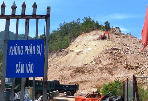 Khánh Hòa chuyển cơ quan điều tra hồ sơ tố cáo tại dự án ‘đất vắng chủ’- Ảnh 1. Đất trồng rừng và núi nằm trong dự án khu nhà ở Phước Đồng (Nha Trang, Khánh Hòa) đã và đang bị khai thác từ nhiều năm nay - Ảnh: PHAN SÔNG NGÂN