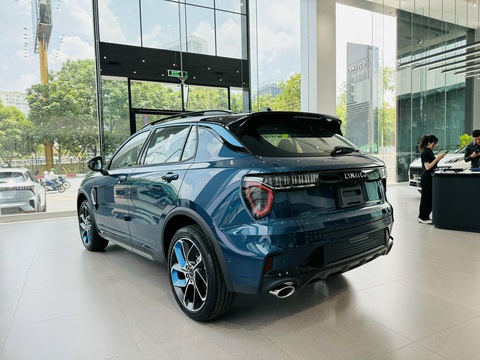 Lynk & Co 01 2024 'full option' ở đại lý: Giá 1,1 tỉ, thêm công nghệ an toàn đấu Mazda CX-5- Ảnh 6. Động cơ vẫn là máy xăng 2.0L tăng áp, công suất 218 mã lực và mô-men xoắn 325Nm, lớn nhất phân khúc, kết hợp số 8 cấp và dẫn động cầu trước. Người dùng có 3 chế độ lái là tiết kiệm, êm ái và thể thao.