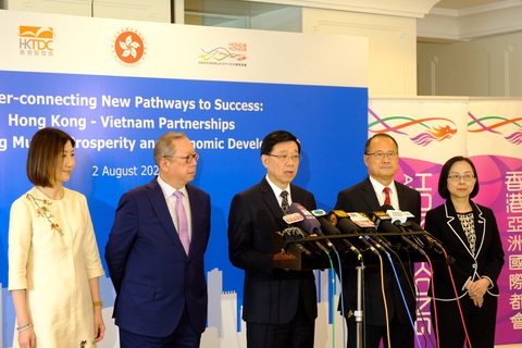 Trưởng Khu hành chính đặc biệt Hong Kong (Trung Quốc) Lý Gia Siêu tại cuộc họp báo ngày 2-8 - Ảnh: TRẦN PHƯƠNG Hong Kong sẵn sàng chia sẻ kinh nghiệm xây trung tâm tài chính quốc tế cho TP.HCM- Ảnh 3.