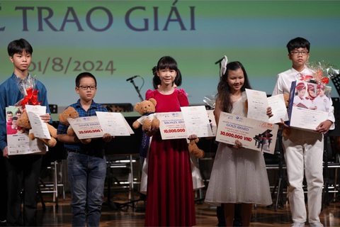Dàn nghệ sĩ nhí xúng xính nhận giải SIU Piano Competition 2024 lần đầu tiên- Ảnh 6. Các thí sinh nhận giải của bảng B nhóm Không chuyên