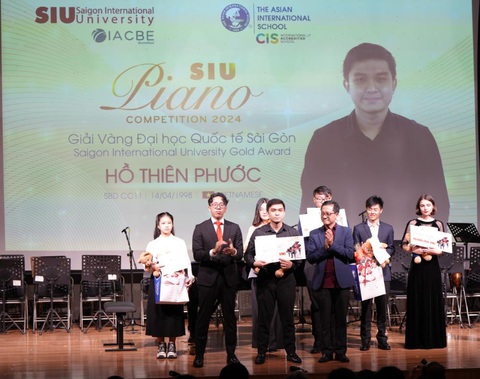 Dàn nghệ sĩ nhí xúng xính nhận giải SIU Piano Competition 2024 lần đầu tiên- Ảnh 9. Thí sinh Hồ Thiên Phước nhận giải Vàng Đại học quốc tế Sài Gòn bảng C nhóm Chuyên nghiệp