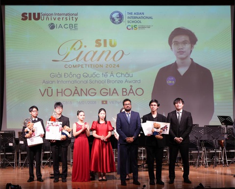 Dàn nghệ sĩ nhí xúng xính nhận giải SIU Piano Competition 2024 lần đầu tiên- Ảnh 13. Thí sinh Vũ Hoàng Gia Bảo đạt giải Đồng Quốc tế Á Châu bảng B nhóm Chuyên nghiệp