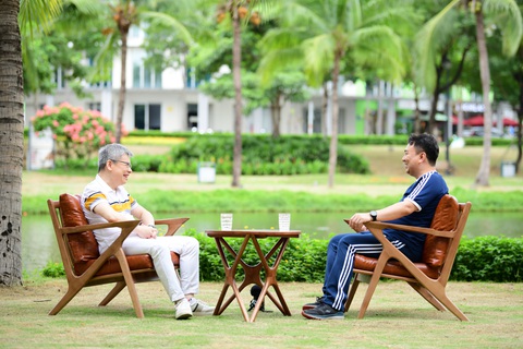 Đi cùng thương hiệu: Chiến lược tái tạo giúp PNJ bứt phá ở vị thế dẫn đầu- Ảnh 2. Giữa không gian xanh của khu đô thị Sala, sự năng động qua trang phục thể thao, một diện mạo chưa từng xuất hiện trên phương tiện truyền thông của CEO Lê Trí Thông phần nào thể hiện