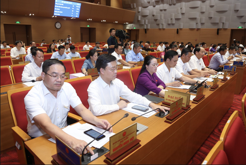 Đường Trinh Tiết, phố Quán Tình và 20 tuyến đường, phố vừa được Hà Nội chính thức đặt tên- Ảnh 1. Các đại biểu HĐND TP Hà Nội bấm nút thông qua nghị quyết về việc đặt tên 22 tuyến đường, phố mới vào đầu tháng 7-2024 - Ảnh: HĐND TP