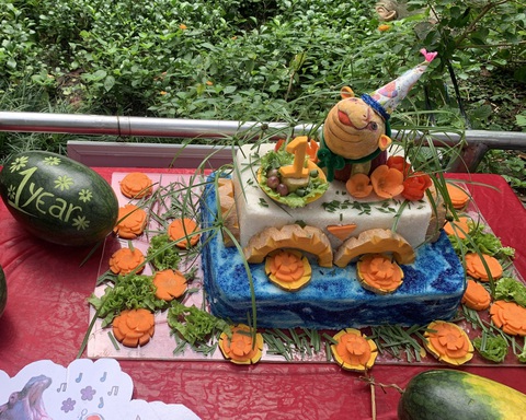 Hà mã con sinh trong Thảo cầm viên tròn 1 tuổi khỏe mạnh- Ảnh 2. Bánh sinh nhật là những loại trái cây, rau củ mà hà mã Ca rất thích - Ảnh: KSOR QUÝ