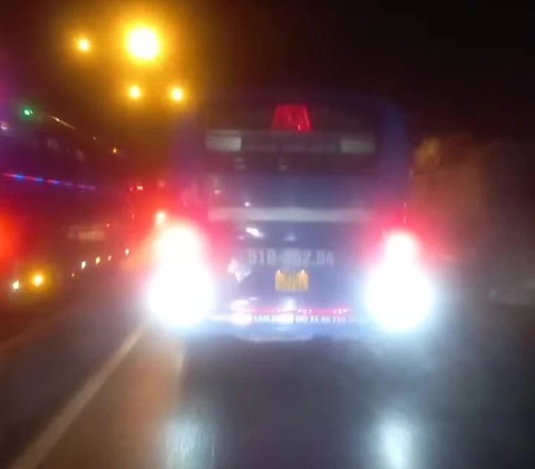 Tiền phạt có khi chưa bằng tiền độ chế đèn thì khó răn đe- Ảnh 1. Xe buýt lắp đèn LED gây lóa mắt người đi phía sau - Ảnh cắt từ video
