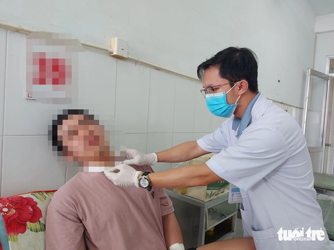 Bắt được nghi phạm cướp, làm bị thương thanh niên ở Phú Quốc- Ảnh 1. Sức khỏe của nạn nhân D. hiện đã ổn định, ít hôm nữa sẽ về nhà - Ảnh: C.CÔNG