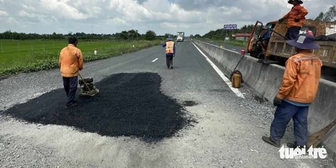 Tuyến Lộ Tẻ - Rạch Sỏi đầu tư khoảng 90 tỉ đồng/km, chưa phải cao tốc- Ảnh 1. Ban quản lý dự án Mỹ Thuận khẳng định đến tối 1-8, đơn vị thi công đã giặm vá toàn tuyến Lộ Tẻ - Rạch Sỏi - Ảnh: MINH KHANG
