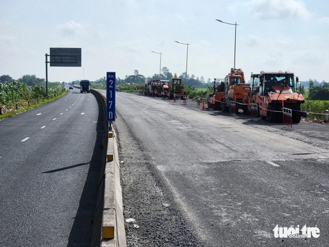 Tuyến Lộ Tẻ - Rạch Sỏi đầu tư khoảng 90 tỉ đồng/km, chưa phải cao tốc- Ảnh 4. Đơn vị thi công đã tập kết máy móc, phương tiện chuẩn bị nâng cấp, thảm nhựa toàn tuyến Lộ Tẻ - Rạch Sỏi hơn 51km - Ảnh: BỬU ĐẤU