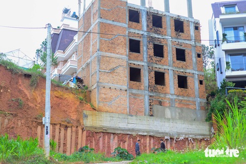 Cận cảnh những khu vực chực chờ sạt lở ở Đà Lạt- Ảnh 1. Công trình nhà ở 4 tầng ở đường Trịnh Hoài Đức (Đà Lạt) với tổng chiều cao công trình khoảng 12m - Ảnh: M.V.