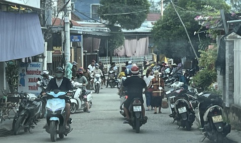 Vợ tử vong, chồng bỏng nặng nghi do tự thiêu- Ảnh 1. Người dân phường Thuận An, thành phố Huế tập trung trước khu vực xảy ra vụ nghi tự thiêu khiến vợ tử vong, chồng bỏng nặng sáng 2-8 - Ảnh: T. QUANG