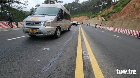 Quan trắc liên tục đèo Prenn Đà Lạt tìm nguyên nhân nứt đất- Ảnh 2. Vết nứt kéo dài trên đèo Prenn Đà Lạt - Ảnh: M.V.