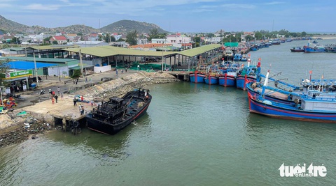 Vụ 4 tàu cá bất ngờ bốc cháy ở Ninh Chữ: Nguyên nhân do chập điện- Ảnh 1. Một trong bốn tàu cá bị cháy khi đang neo đậu ở cảng Ninh Chữ - Ảnh: DUY NGỌC