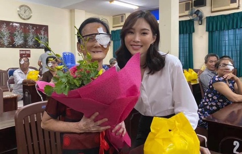 Hoa hậu Việt Nam Đặng Thu Thảo cùng gia đình, bạn bè hỗ trợ chi phí mổ mắt miễn phí cho hàng trăm bệnh nhân nghèo - Ảnh: BTC Hoa hậu Việt Nam Đặng Thu Thảo giúp 150 bệnh nhân nghèo mổ mắt miễn phí- Ảnh 1.