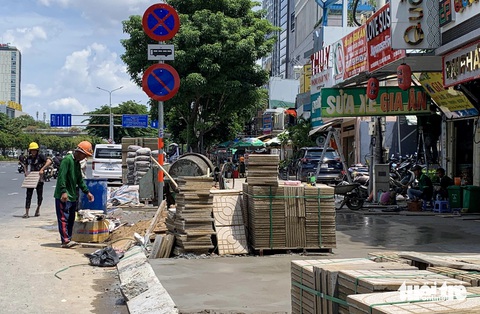 Rút ngắn thời gian 3 tháng cải tạo vỉa hè đường Điện Biên Phủ qua quận Bình Thạnh- Ảnh 1. Rút ngắn thời gian 3 tháng cải tạo vỉa hè đường Điện Biên Phủ qua quận Bình Thạnh- Ảnh 1.
