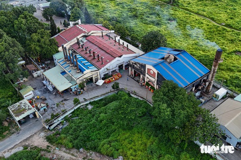 Khu đất tại nghĩa trang Bình Hưng Hòa sẽ xây trường học, giờ ra sao?- Ảnh 4. Lò thiêu hiện vẫn hoạt động cạnh khu đất dự kiến xây trường tiểu học. Tuy nhiên, phó chủ tịch UBND TP.HCM Bùi Xuân Cường đã có chỉ đạo giao Sở Tài nguyên và Môi trường phối hợp với quận Bình Tân tham mưu đề xuất di dời