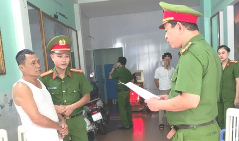 Bắt ông Nguyễn Đình Trung để điều tra hành vi lợi dụng các quyền tự do dân chủ- Ảnh 1. Cơ quan công an tống đạt các quyết định - Ảnh: H.B.