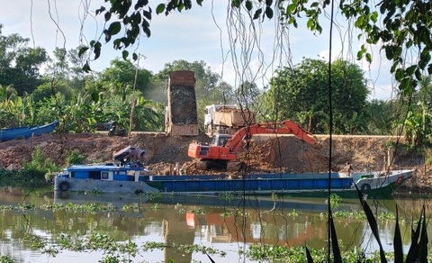 Bùn đất nạo vét ở Long An biến mất: 'Chưa xử lý vì chưa biết vi phạm quy định nào'- Ảnh 1. Bùn đất nạo vét ở Long An biến mất: 'Chưa xử lý vì chưa biết vi phạm quy định nào'- Ảnh 1.