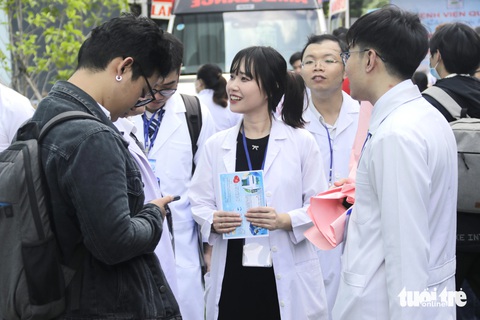 143 bác sĩ được tuyển dụng tại TP.HCM trong ngày hội việc làm lần 2- Ảnh 1. Các y bác sĩ tham gia ngày hội việc làm lần 2 do Sở Y tế TP.HCM tổ chức tại Trung tâm y tế quận 8 vào ngày 2-8 - Ảnh: TIẾN QUỐC