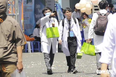 143 bác sĩ được tuyển dụng tại TP.HCM trong ngày hội việc làm lần 2- Ảnh 2. Theo đó, trong ngày hội việc làm lần 2, các bệnh viện và các trung tâm y tế trong thành phố cần tuyển hơn 350 bác sĩ - Ảnh: TIẾN QUỐC
