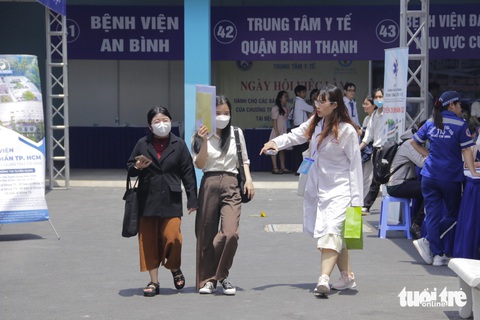 143 bác sĩ được tuyển dụng tại TP.HCM trong ngày hội việc làm lần 2- Ảnh 3. Có gần 120 bác sĩ tham gia ứng tuyển tại ngày hội việc làm lần 2 năm 2024 - Ảnh: TIẾN QUỐC