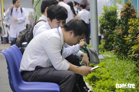 143 bác sĩ được tuyển dụng tại TP.HCM trong ngày hội việc làm lần 2- Ảnh 4. Điểm mới của Ngày hội việc làm năm nay chính là mở rộng cho các bác sĩ không tham gia Chương trình thí điểm thực hành tại bệnh viện gắn liền với trạm y tế có cơ hội tham dự và tìm nơi làm việc phù hợp - Ảnh: TIẾN QUỐC