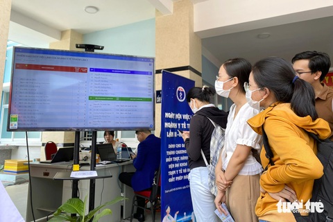 143 bác sĩ được tuyển dụng tại TP.HCM trong ngày hội việc làm lần 2- Ảnh 7. 116 bác sĩ trẻ đã hoàn thành khóa II của chương trình, được Sở Y tế cấp giấy phép hành nghề và hôm nay chọn được việc làm phù hợp - Ảnh: THÙY DƯƠNG