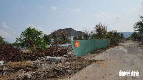 Kiên Giang có 44 bản án hành chính phải thi hành nhưng tắc, nhiều nhất là về đất Phú Quốc- Ảnh 3. Phú Quốc là địa phương có nhiều bản án hành chính cần phải thi hành, liên quan đến đất đai. Trong ảnh là khu 79 căn biệt thự trái phép cũng bị người dân khiếu nại chính quyền - Ảnh: BỬU ĐẤU