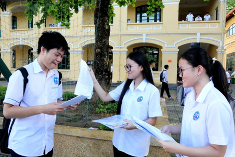 Thanh tra chấm thi vào lớp 10 tại Hải Phòng: Một số bài thi có dấu hiệu bất thường- Ảnh 1. Thí sinh dự thi vào lớp 10 năm 2024 ở Hải Phòng - Ảnh: Chinhphu.vn