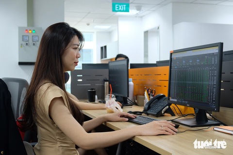 Chứng khoán giằng co, vẫn có cổ phiếu tăng tới 300% trong tháng- Ảnh 1. Thị trường chứng khoán liên tục giằng co quanh mốc 1.200 điểm - Ảnh: BÔNG MAI