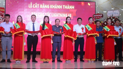 Thêm 2 tàu cao tốc phục vụ du khách đi tuyến Rạch Giá - Phú Quốc- Ảnh 1. Ông Mai Văn Huỳnh - phó bí thư thường trực Tỉnh ủy Kiên Giang (thứ 5 từ trái sang) - cắt băng khánh thành đưa hai tàu hoạt động đi Phú Quốc - Ảnh: H.H