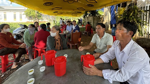 3 người trong gia đình bị xe bán tải tông chết, xóm nghèo chìm trong đau thương- Ảnh 3. Ông Lương (áo trắng) đau đớn khi hay tin gia đình em trai gặp nạn - Ảnh: TÂM AN