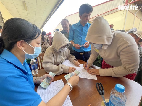 Công nhân công ty Hoàng Sinh bị nợ lương 4 tháng nhận tiền hỗ trợ từ công đoàn - Ảnh: B.S. Công nhân Công ty Hoàng Sinh bị nợ lương 4 tháng nhận tiền hỗ trợ từ công đoàn - Ảnh: B.S.