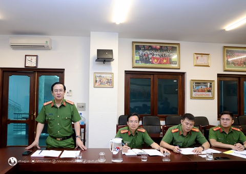 Cầu thủ 'hết đường' sử dụng chất gây nghiện ở mùa giải 2024-2025- Ảnh 2. Đại tá, tiến sĩ Đặng Văn Đoàn (trái), phó viện trưởng Viện Khoa học hình sự - Bộ Công an, phát biểu - Ảnh: VFF
