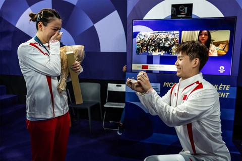 Olympic 2024: Vừa giành HCV, tay vợt Trung Quốc nhận lời cầu hôn ngọt ngào- Ảnh 1. Huang Ya Qiong (trái) và Liu Yuchen có màn hẹn ước ngọt ngào ở Olympic 2024- Ảnh: GETTY