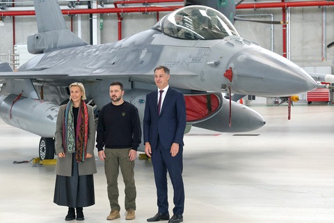 F-16 có thay đổi cục diện cuộc chiến ở Ukraine?- Ảnh 1. (Từ trái sang) Nữ Bộ trưởng Quốc phòng Bỉ Ludivine Dedonder, Tổng thống Ukraine Volodymyr Zelensky và Thủ tướng Bỉ Alexander De Croo chụp ảnh cạnh chiếc tiêm kích F-16 tại sân bay quân sự Melsbroek ở Steenokkerzeel, đông bắc Brussels (Bỉ), vào ngày 28-5 năm nay - Ảnh: AFP
