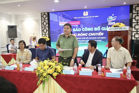 Giải bóng chuyền Công an TP.HCM lần 1 mở cửa miễn phí cho người hâm mộ- Ảnh 1. Đại tá Bùi Ngọc Giáp - trưởng ban chuyên đề Công an TP.HCM, phó trưởng ban chỉ đạo giải, thông tin về Giải bóng chuyền Công an TP.HCM mở rộng lần thứ nhất - Ảnh: CA TP.HCM