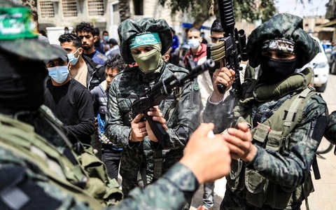 Việc Israel ám sát lãnh đạo cấp cao có khiến Hamas đứng trước nguy cơ suy yếu?- Ảnh 2. Các chiến binh của nhóm vũ trang Hồi giáo Hamas tại trại tị nạn Nuseirat ở miền trung Dải Gaza ngày 18-4-2021 - Ảnh: AFP