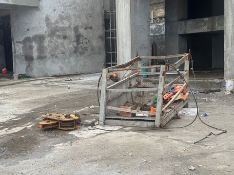 Cáp cần cẩu bị đứt làm rơi thùng xuống đất khiến 1 người tử vong tại hiện trường, 1 người tử vong tại bệnh viện, 4 người bị thương - Ảnh: THANH TUẤN 1 người chết, 5 người bị thương sau vụ tai nạn lao động ở Lào Cai- Ảnh 2.