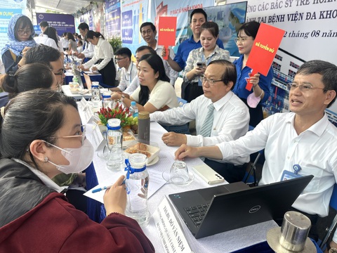 Giám đốc Sở Y tế Bệnh viện Nhi đồng 1 TP.HCM là đơn vị đầu tiên tại ngày hội việc làm tuyển đủ số lượng bác sĩ - Ảnh: THÙY DƯƠNG