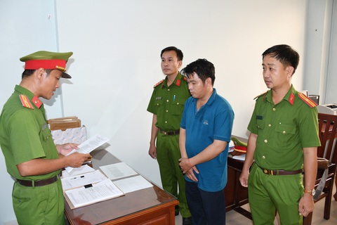 Khởi tố, bắt tạm giam đối tượng giả mạo trong công tác- Ảnh 1. Trần Vũ Phương tại cơ quan điều tra - Ảnh: HỒ GIANG