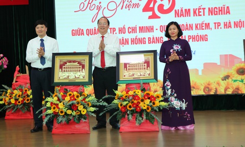 45 năm kết nghĩa 3 quận Hà Nội, Hải Phòng và TP.HCM: Cùng trao đổi cách làm hay, cùng phát triển- Ảnh 1. Phó bí thư thường trực Thành ủy TP.HCM Nguyễn Hồ Hải (giữa) tặng quà kỷ niệm cho TP Hà Nội (phải) và TP Hải Phòng (trái) - Ảnh: CẨM NƯƠNG