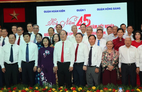 45 năm kết nghĩa 3 quận Hà Nội, Hải Phòng và TP.HCM: Cùng trao đổi cách làm hay, cùng phát triển- Ảnh 2. Các đại biểu chụp ảnh lưu niệm - Ảnh: CẨM NƯƠNG