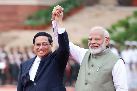 Việt Nam hấp dẫn doanh nghiệp, du khách Ấn Độ- Ảnh 2. Thủ tướng Ấn Độ Narendra Modi chào đón Thủ tướng Phạm Minh Chính tới thăm Ấn Độ - Ảnh: VGP