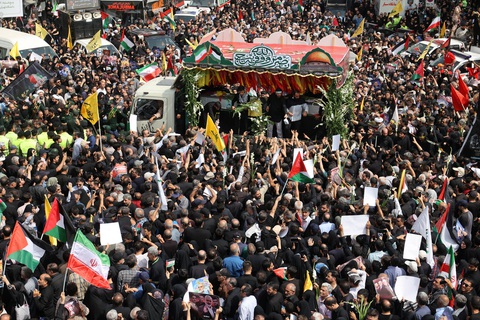 Báo Mỹ tiết lộ toàn cảnh tình báo Israel ám sát thủ lĩnh Hamas ở Tehran- Ảnh 1. Người Iran tụ tập dự lễ tang thủ lĩnh chính trị Hamas Ismail Haniyeh và vệ sĩ Wasim Abu Shaaban tại Tehran, Iran hôm 1-8 - Ảnh: REUTERS
