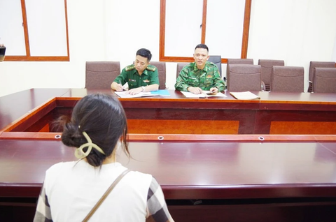 Nạn nhân được giải cứu thành công và đang cung cấp lời khai cho Cán bộ Đồn Biên phòng Cửa khẩu Quốc tế Móng Cái. (Nguồn: Đồn Biên phòng Cửa khẩu Quốc tế Móng Cái) Nạn nhân được giải cứu thành công và đang cung cấp lời khai cho cán bộ Đồn biên phòng cửa khẩu quốc tế Móng Cái (Nguồn: Đồn biên phòng cửa khẩu quốc tế Móng Cái)